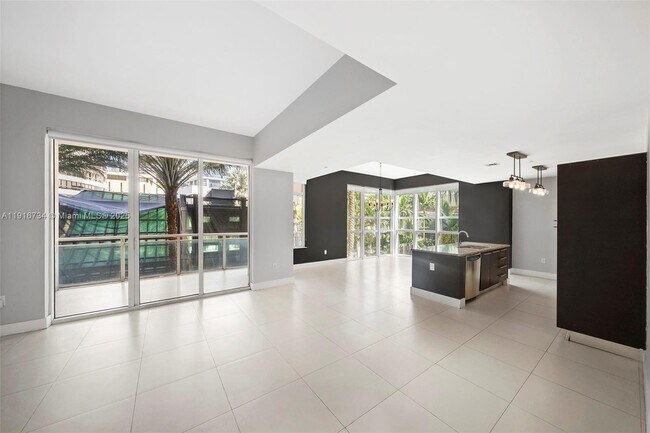 Building Photo - 950 Brickell Bay Dr