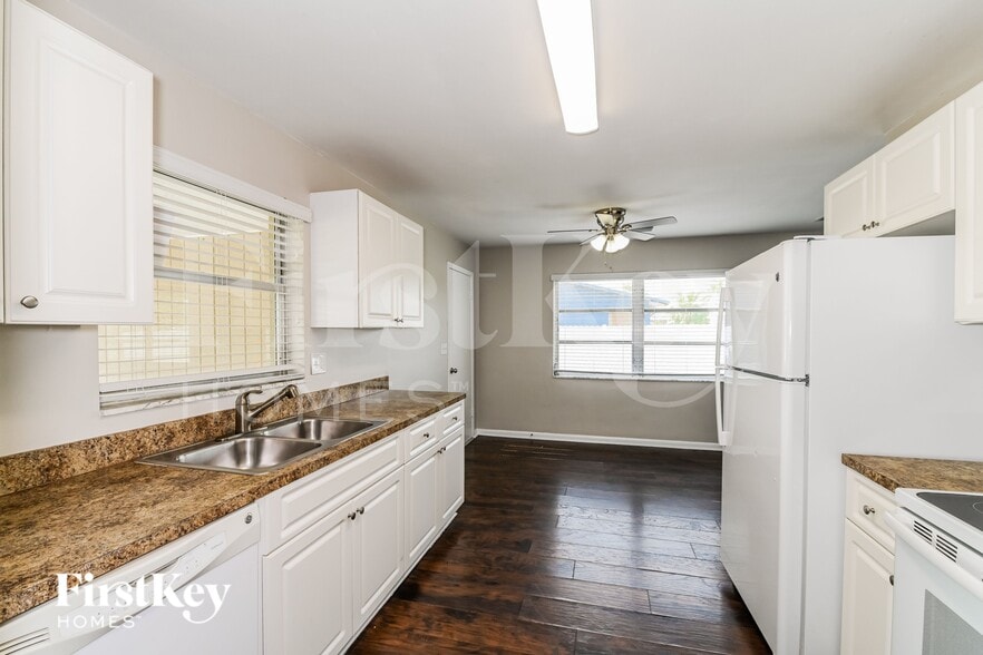 Building Photo - 510 NE 14th Ave