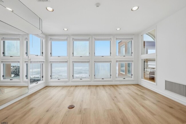 Building Photo - 119 S 11th Ave