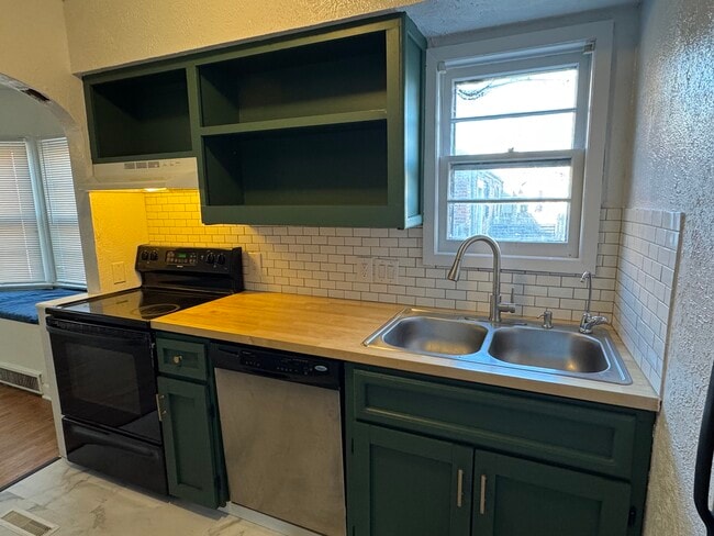 Building Photo - 1468 N Perry Ave