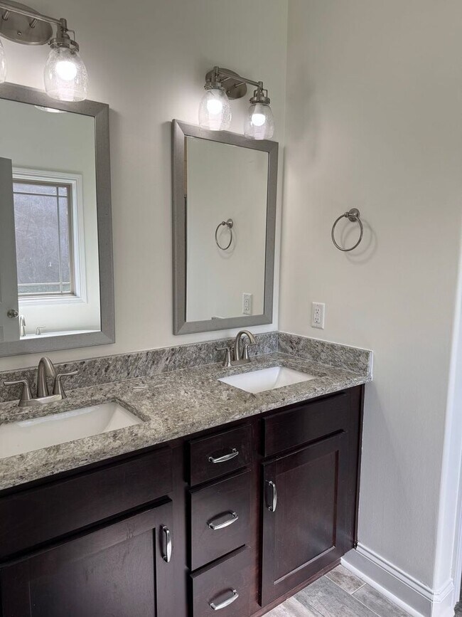 Building Photo - Beautiful 5 Bedroom, 2.5 bath Home in Hick...