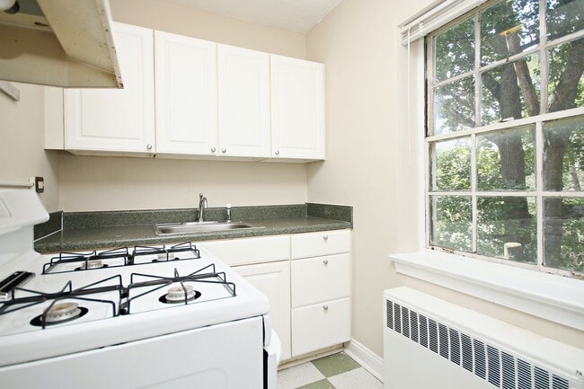 Building Photo - Top Floor UVA Apartment With Ting Internet