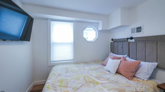 Building Photo - 106 N Portland Ave