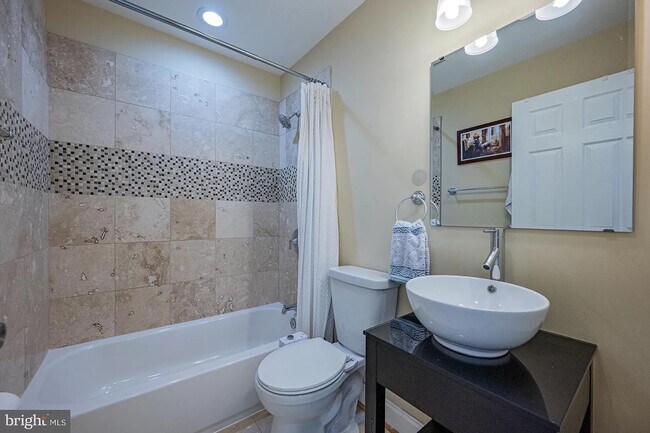 Ensuite bathroom - 217 S Regester St