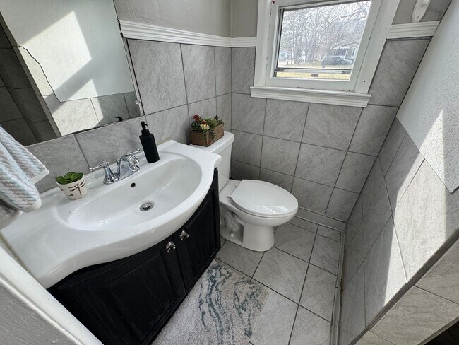 Building Photo - 2 bed, 1 bath home for rent in Waterloo