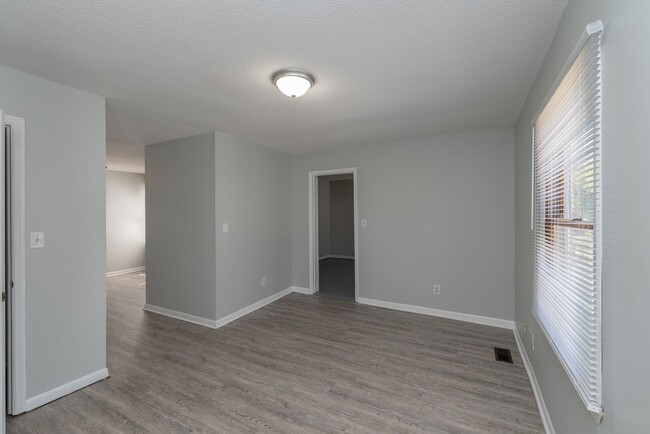 Building Photo - Updated 2 BD/ 2 BA home in Harrisburg avai...