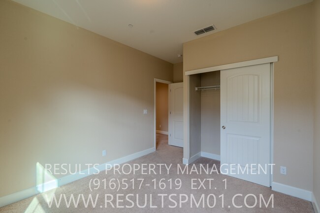 Building Photo - Lovely 3 Bedroom home with Solar! Availabl...