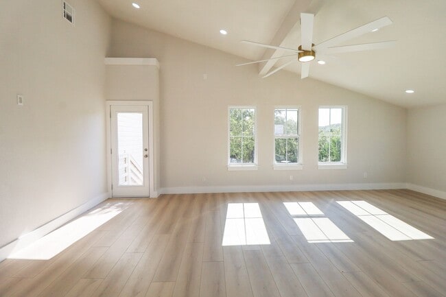 Building Photo - 4 Bed | 3 Bath on Keystone Lake!