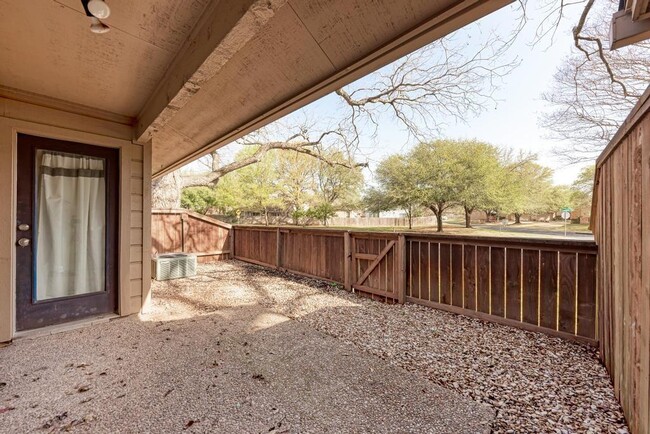 Building Photo - 7211 Lakewood Dr