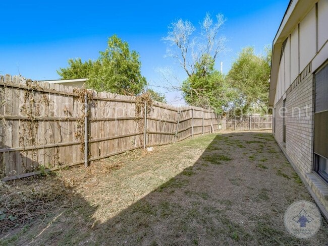 Building Photo - 1905 San Saba Ln