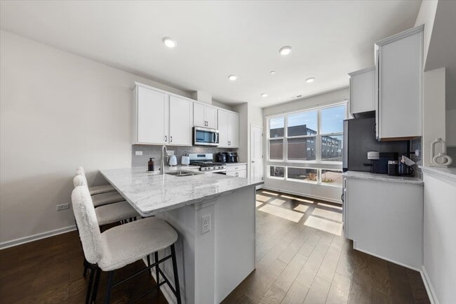 Building Photo - 2217 Venture Dr