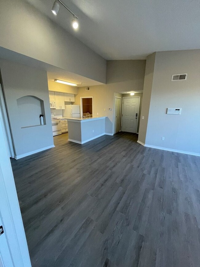 Building Photo - Awesome apartment in the heart of Metrowest!