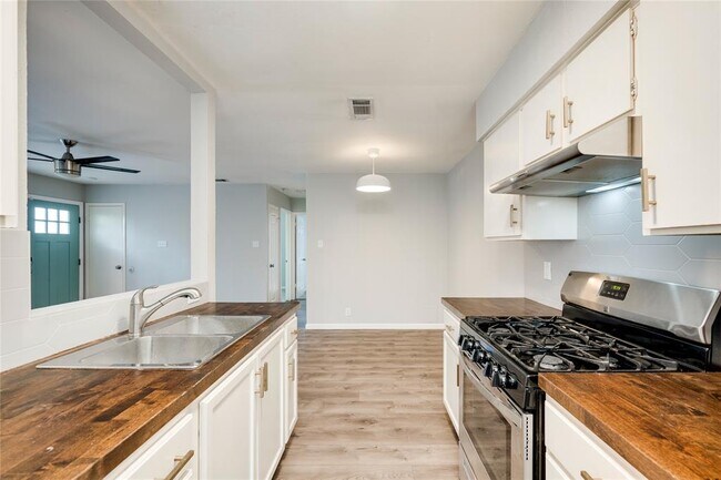 Building Photo - 915 Chisholm Cove