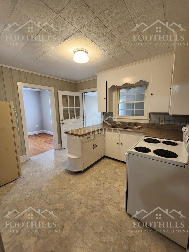 Building Photo - Beautiful 2-Story Brick Home Near Anderson...