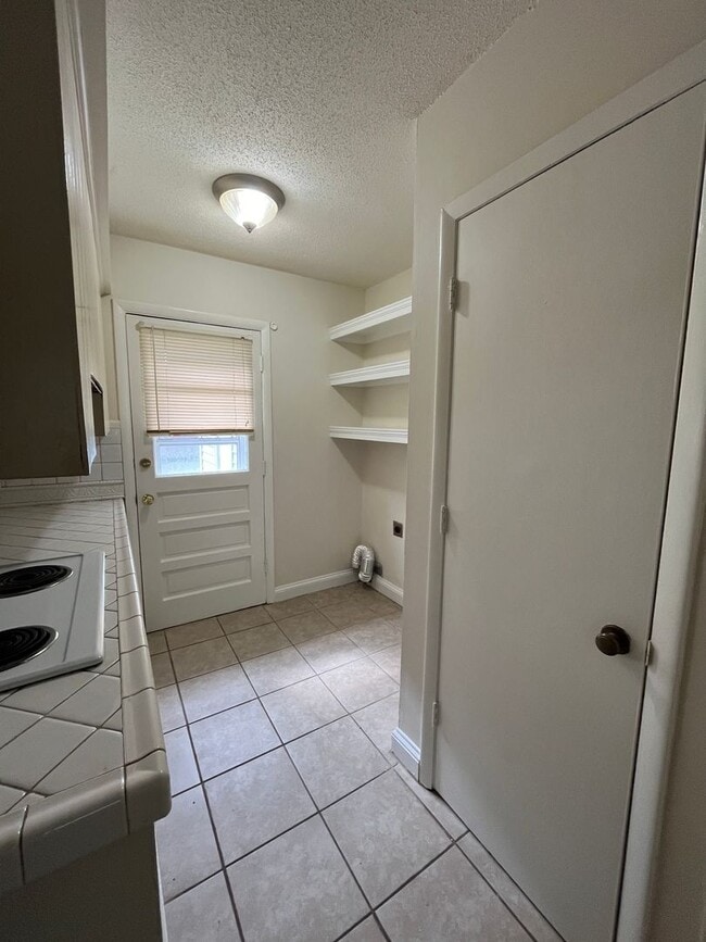 Building Photo - 2 Bedroom, 1.5 Bath Town Home Located at E...