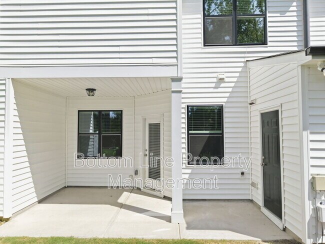 Building Photo - 739 Putney Hl Rd