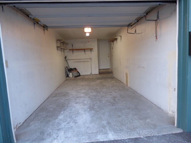 Building Photo - Beautiful 2 bd 1 1/2 ba as soon as July 1 move-in. Great Vernon Hills location!