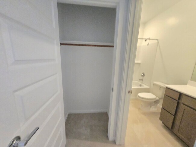 Building Photo - 3 Bedroom 2 Bathroom BELLA VISTA FARMS PRE...