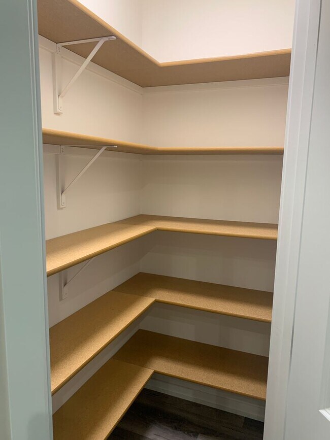 Building Photo - Beautiful 3 bedroom/3 bath daylight ranch townhome in SE Lincoln