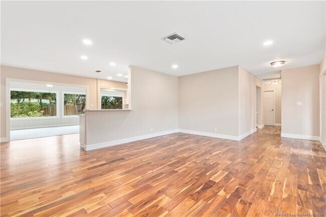 Building Photo - 7 Riverview Dr