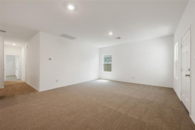 Building Photo - Spacious 3-Bedroom 2 bath with Private Bac...