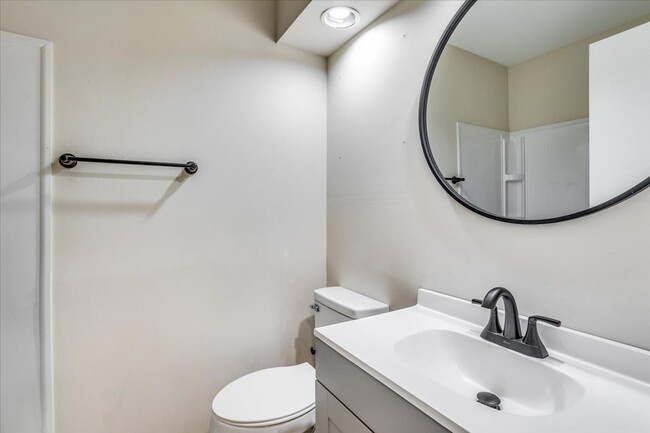 Building Photo - Tri-level Townhome