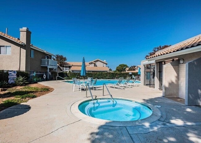 Building Photo - 1370 Palomar Pl