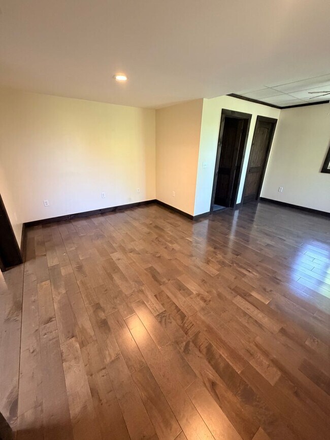 Building Photo - Spacious 3 Bed, 3.5 Bath Home - Convenient Mars Hill Location