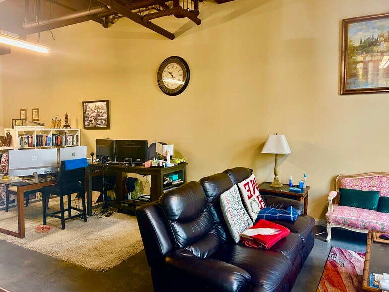 Building Photo - 300 E 4th St