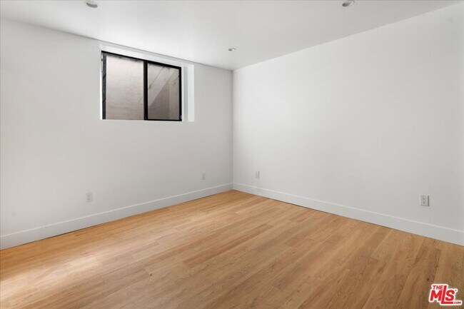 Building Photo - 616 N Fuller Ave
