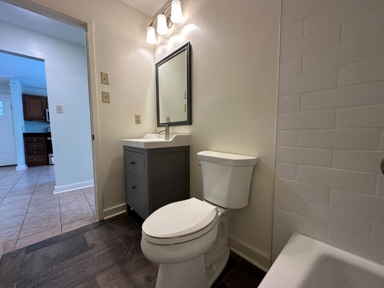 Building Photo - 507 E 7th St