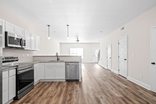 Building Photo - Oak St - 445