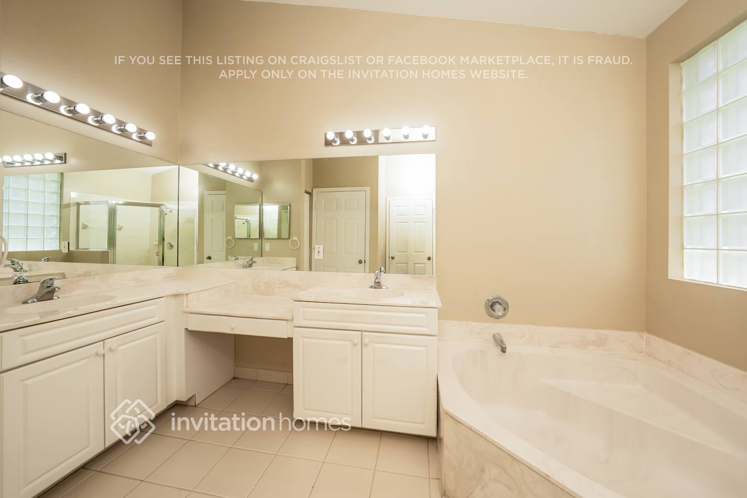 Building Photo - 9496 Lago Dr