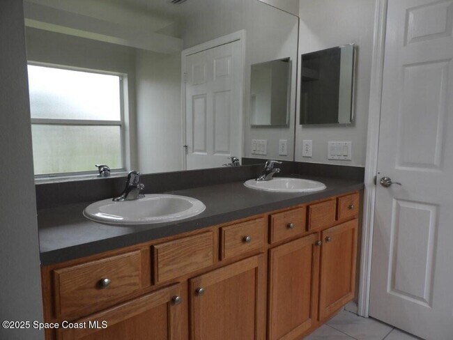 Building Photo - 394 Mott St SW