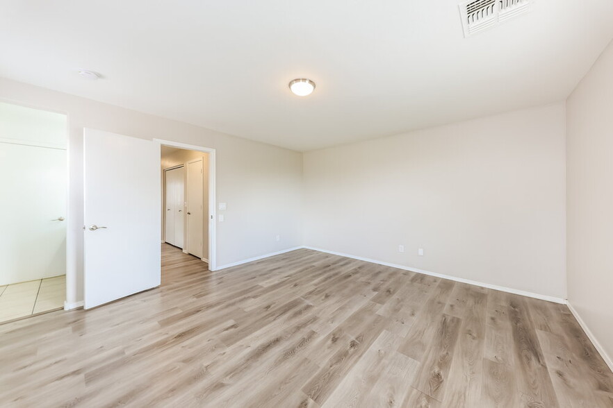 Building Photo - 3815 S 52nd Ln