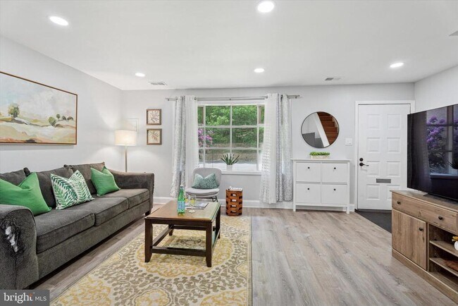 Building Photo - 205 Woodside Cir