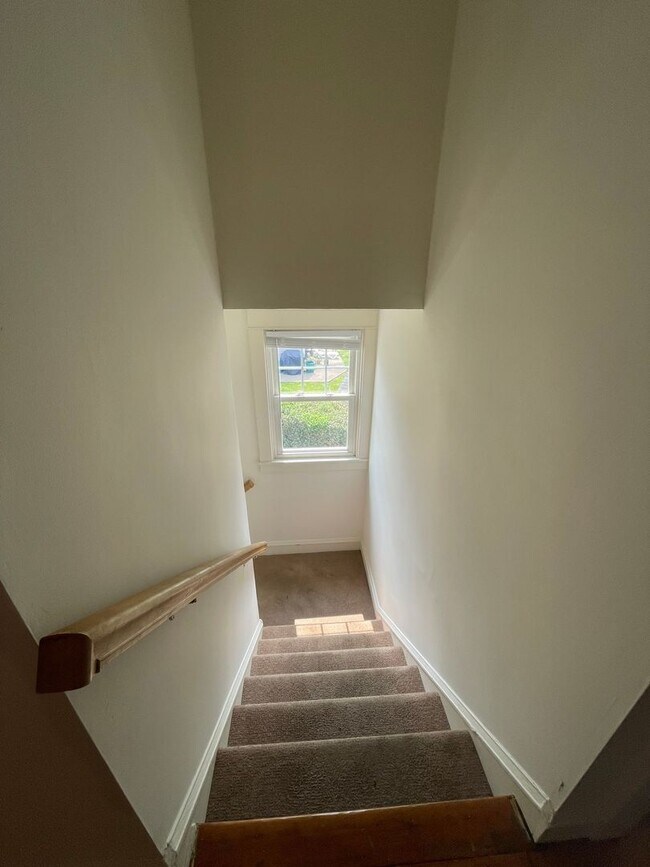 Building Photo - Beautiful 4 Bedroom 1.5 Bath in Marietta !