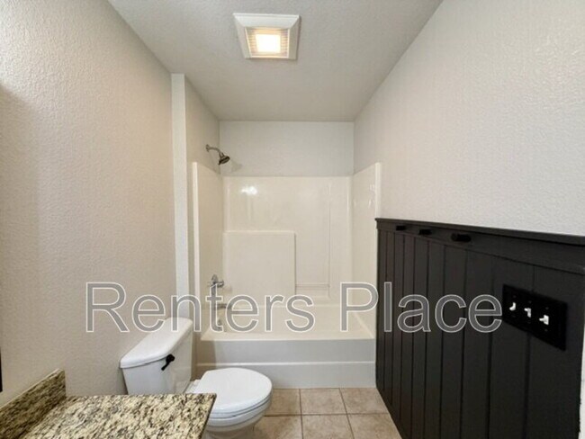 Building Photo - 3004 S Tamarack Ave