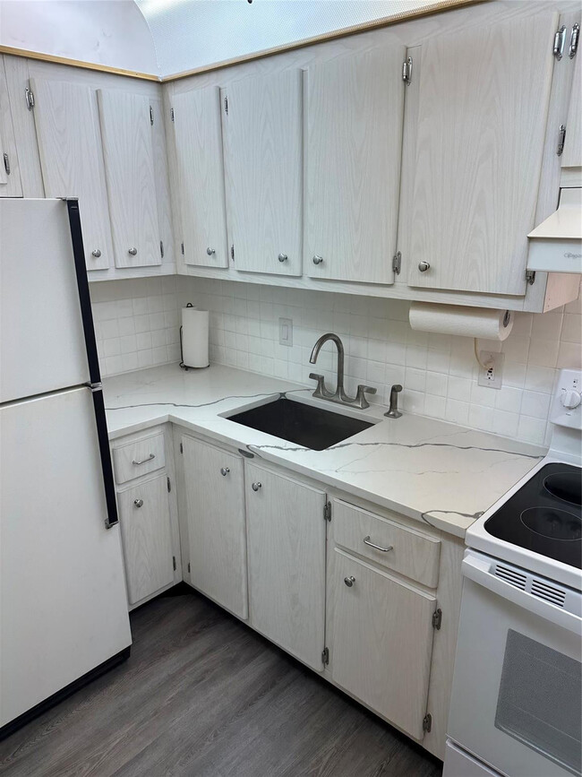 Building Photo - 1821 NE 62nd St