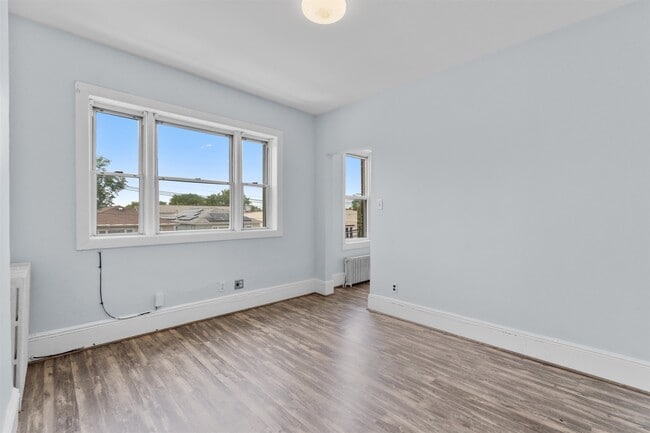Building Photo - 122 Mallory Ave