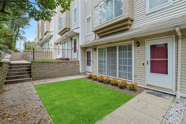 Building Photo - 5 Soundview St