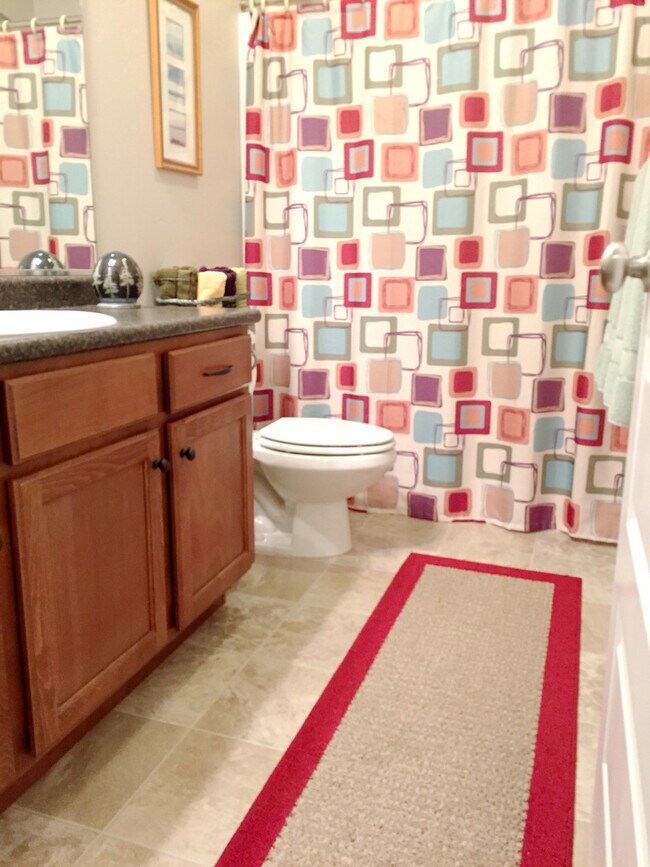 Building Photo - Spacious 2 Bedroom Townhome at The District!