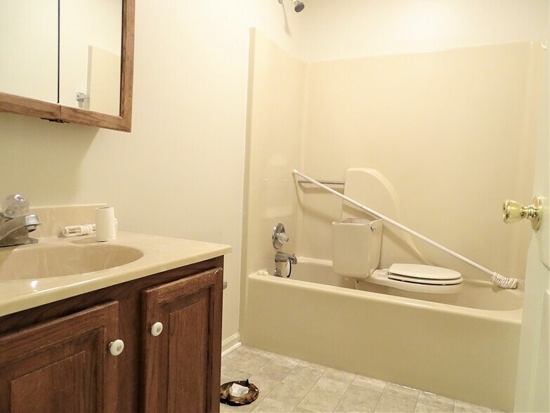 Building Photo - 15 Oriole Dr