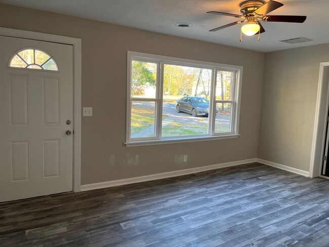 Building Photo - 3 Bedroom, 2 bath newly remodeled house