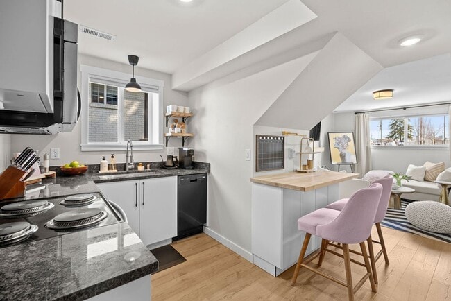 Building Photo - Savvy 1B/1B Unit B I Near Gonzaga/WSU/EWU & 5 Hospitals I Pet Friendly (Furnished)