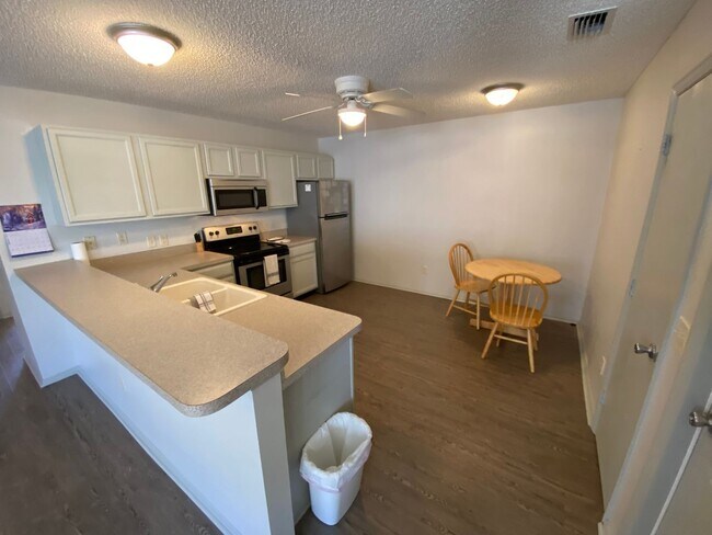 Building Photo - ANNUAL Lease – Turnkey 2+2 Patio Villa in the Desirable Village of Bonnybrook