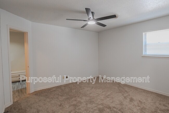 Building Photo - 2412 Laneway Dr