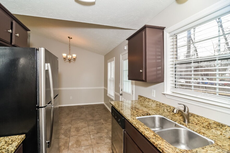 Building Photo - 425 Jonesboro Ct