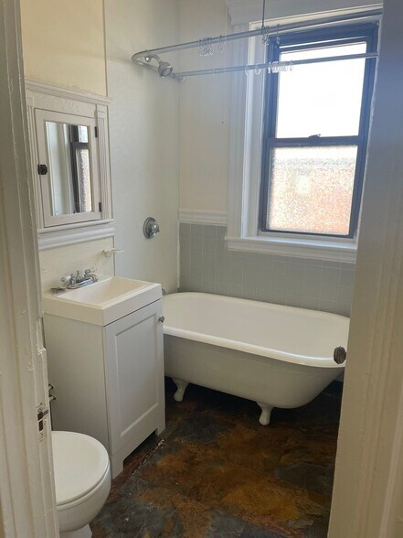 Building Photo - 352 Riverway