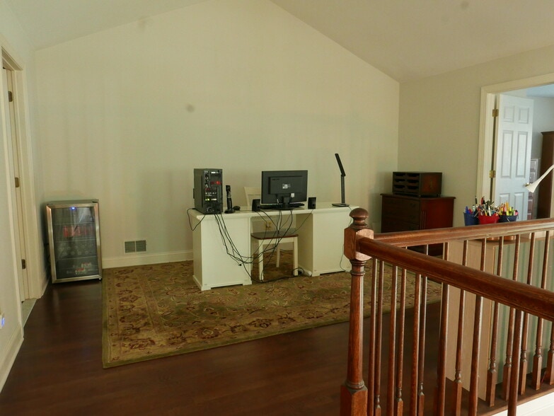 Loft - 8 Meadowbrook Club Way